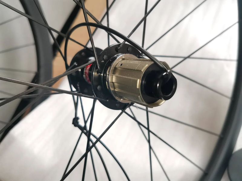 karbonové diskové výplety s Novatek náboji, Shimano ořech