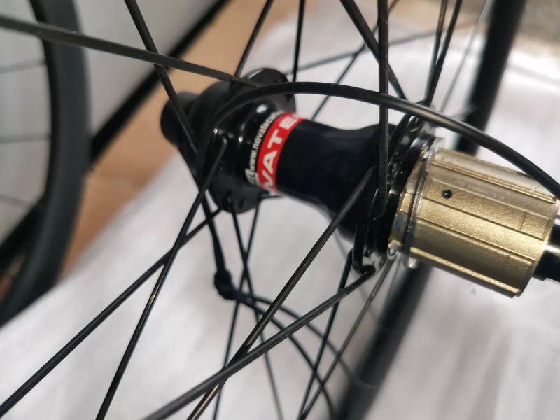 karbonové diskové výplety s Novatek náboji, Shimano ořech