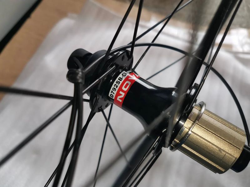 karbonové diskové výplety s Novatek náboji, Shimano ořech