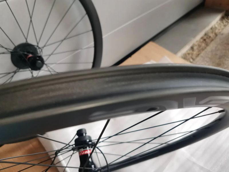 karbonové diskové výplety s Novatek náboji, Shimano ořech