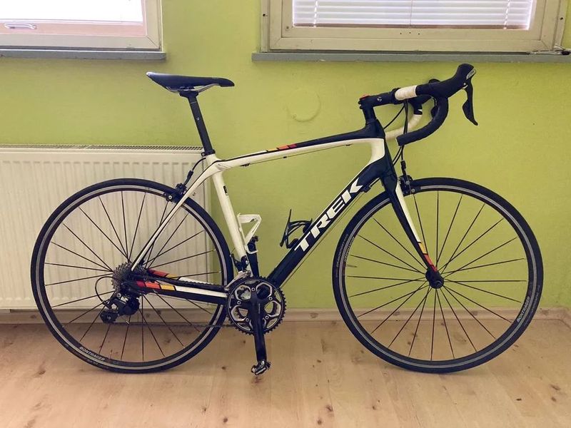 Trek Domane 4.3 (karbon, Shimano 105)