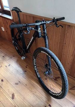 Lefty, vcelku nula najeto, full carbon