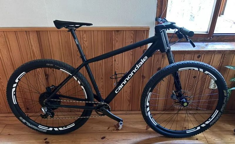 Lefty, vcelku nula najeto, full carbon