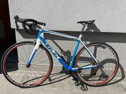 Trek Madone 4.5 silniční karbonové kolo bílomodrá perleť