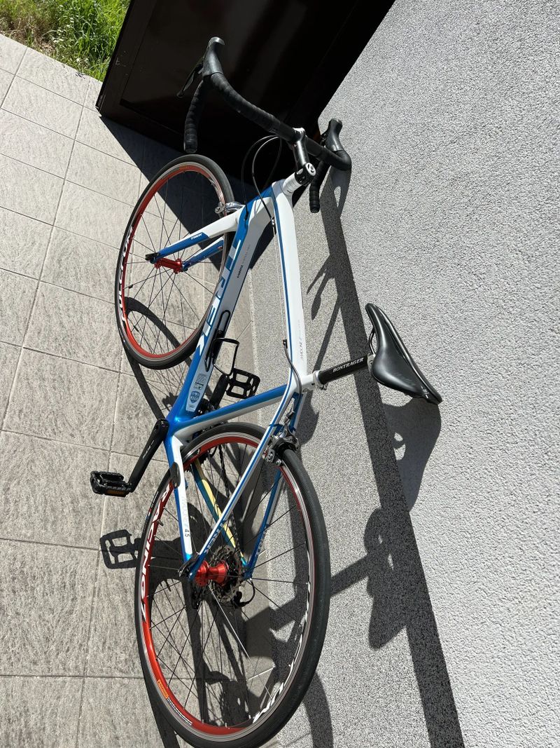 Trek Madone 4.5 silniční karbonové kolo bílomodrá perleť