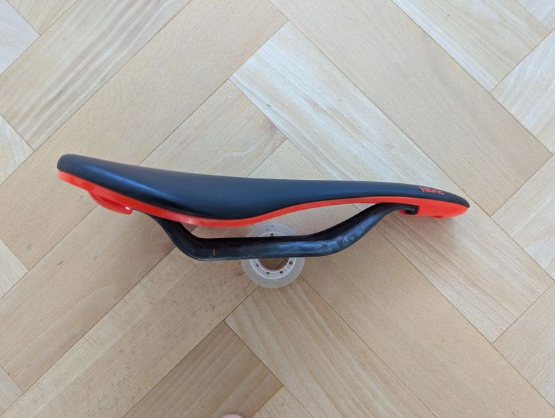 Fabric Scoop Shallow Pro, Carbon Rail (červená)