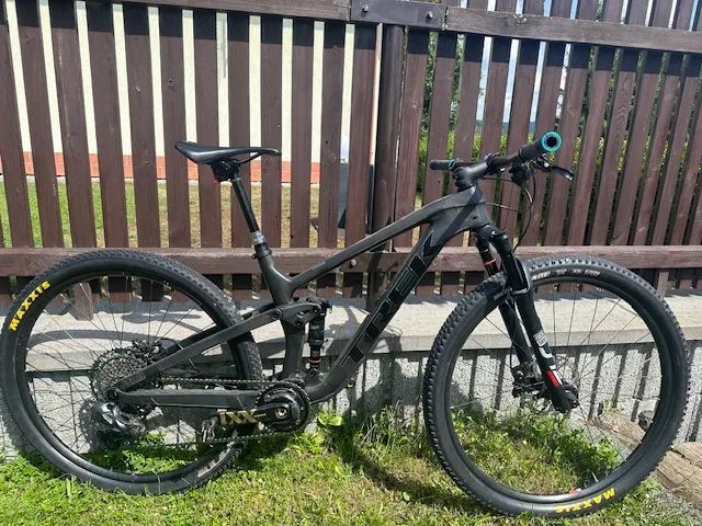 Celoodpružené horské kolo Trek Top Fuel 9.8 XT - matte raw carbon, vel. M, 2023