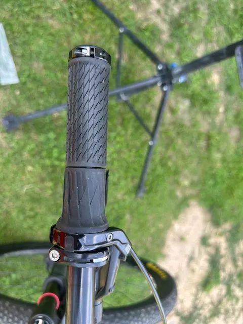 Celoodpružené horské kolo Trek Top Fuel 9.8 XT - matte raw carbon, vel. M, 2023