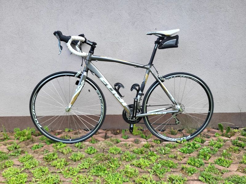 Prodám silniční kolo – Fuji Newest 1.0 (výborný stav)