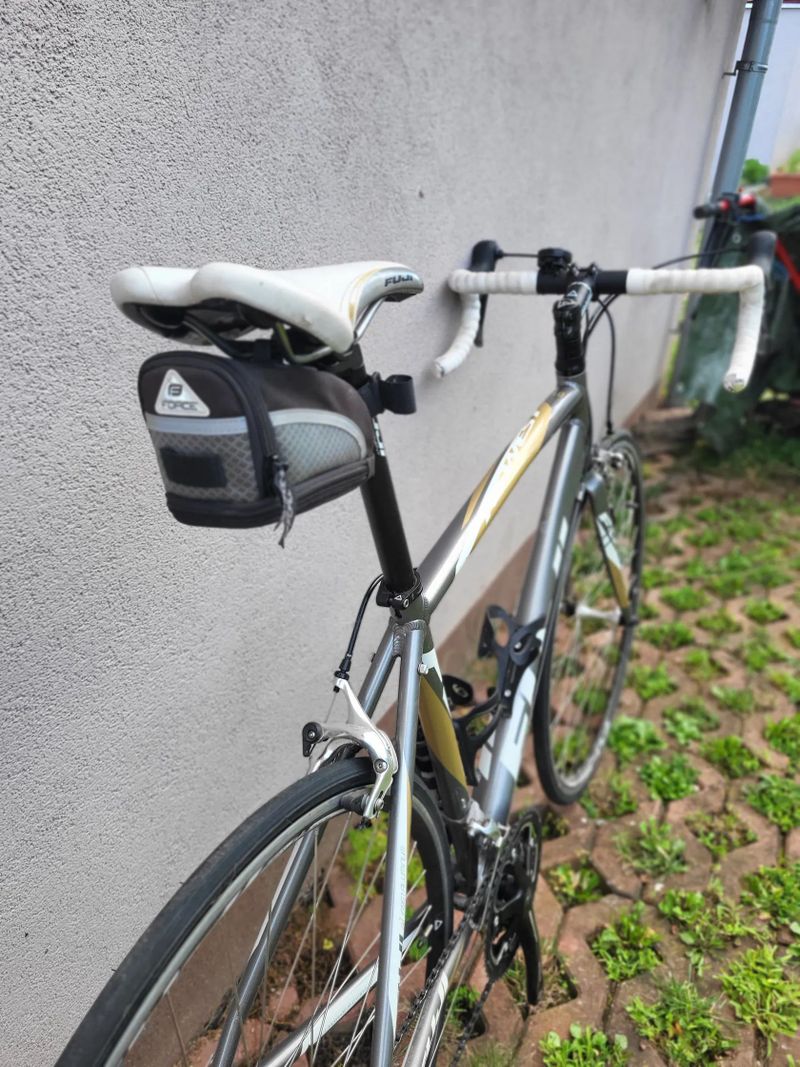 Prodám silniční kolo – Fuji Newest 1.0 (výborný stav)