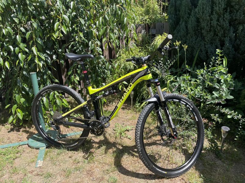 Haro SHIFT S3 16" s přidanou teleskopickou sedlovkou značky KIND SHOCK Drop Zone R.