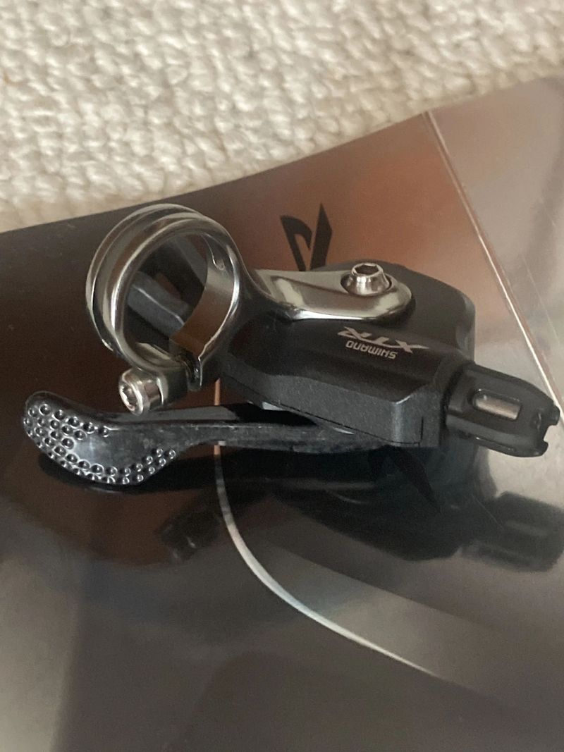 LEVÁ ŘADÍCÍ PÁČKA SHIMANO XTR SL-M9000 S OBJÍMKOU