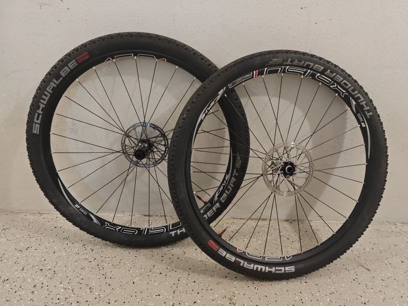 DT Swiss 27,5" - 1469g, pevné osy 12x100 a 12x142