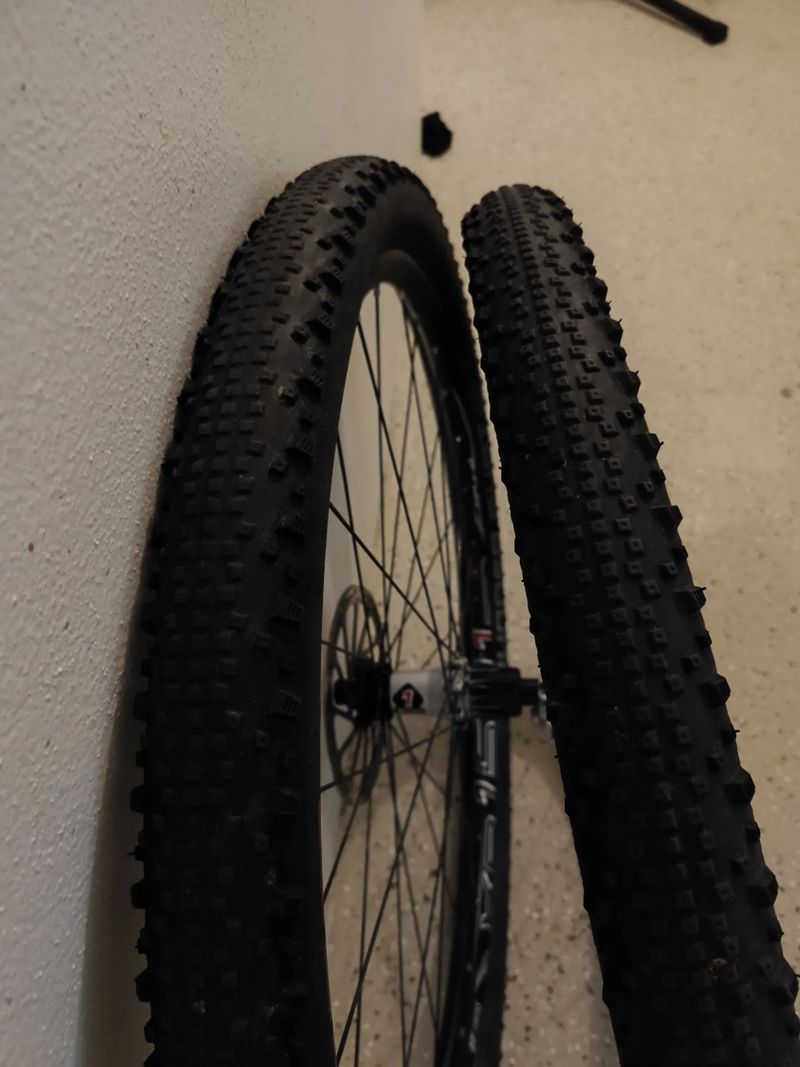 DT Swiss 27,5" - 1469g, pevné osy 12x100 a 12x142