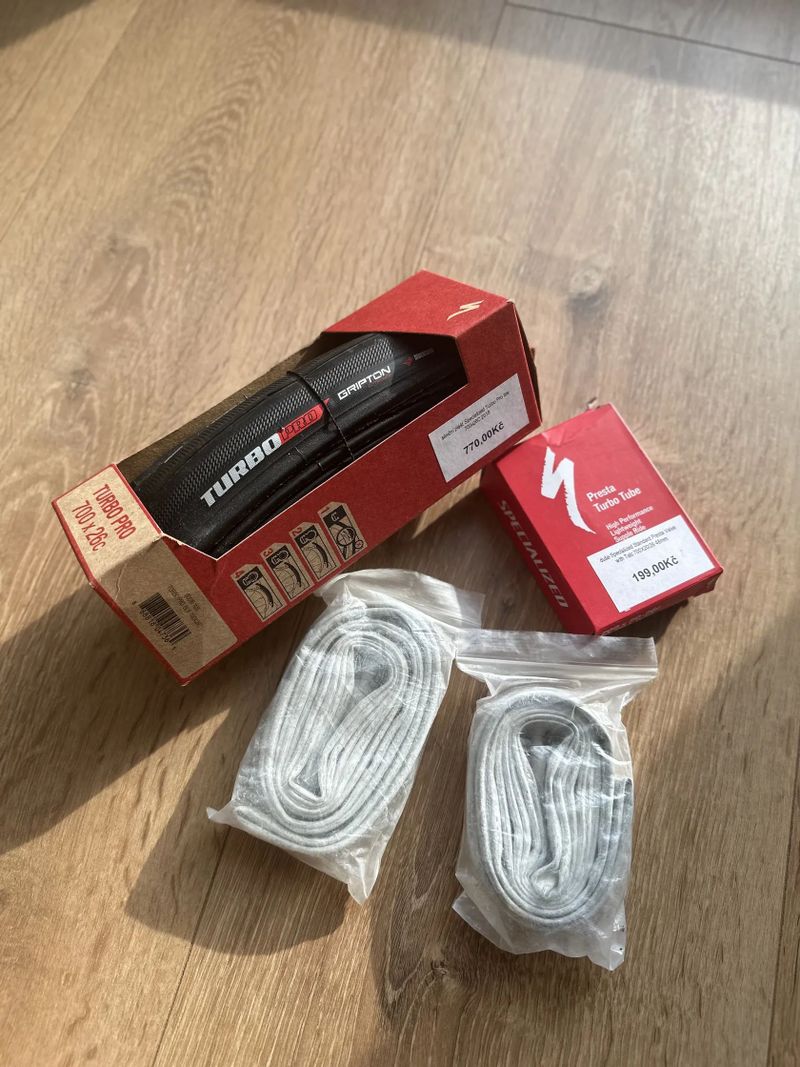 Nový silniční plášť a duše Specialized
