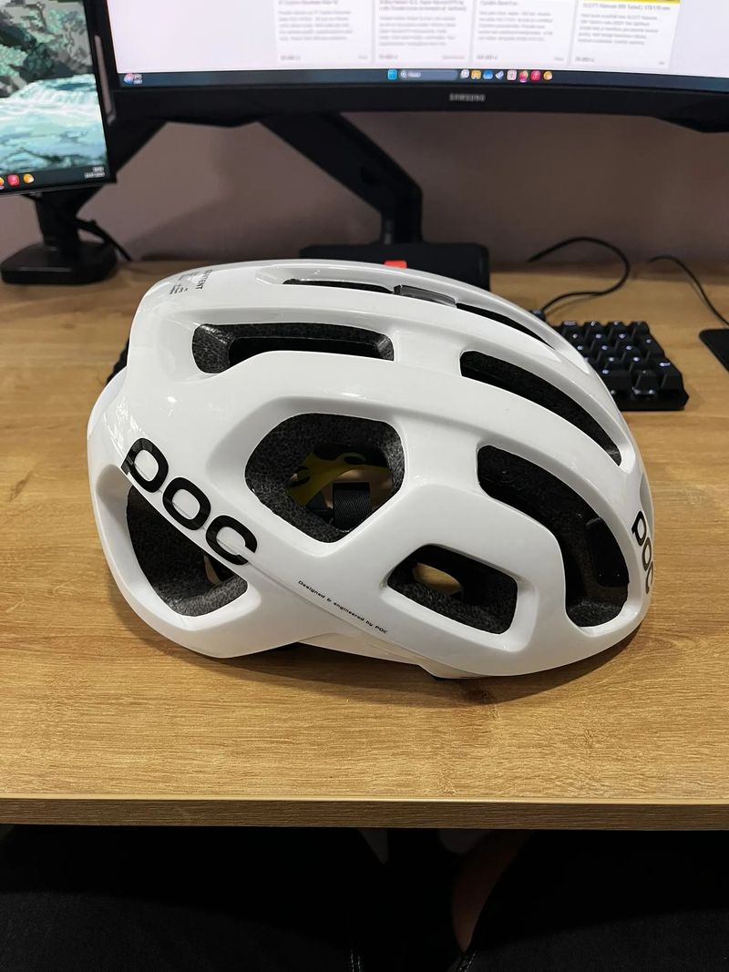 Prodám helmu POC Octal MIPS, velikosti L (56-62), helma ježděna 3 měsíce.