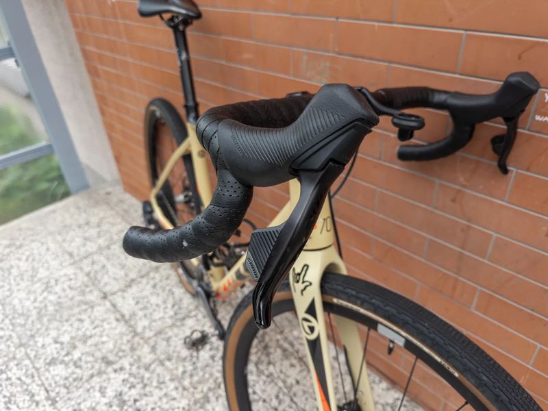 Kellys Soot 70 (M) – SRAM AXS, DT Swiss, karbon doplňky – TOP stav