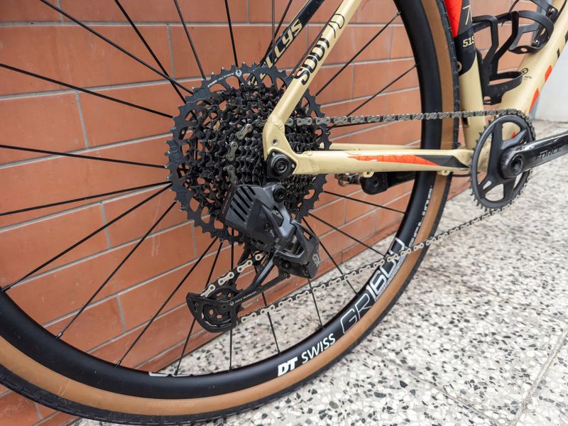 Kellys Soot 70 (M) – SRAM AXS, DT Swiss, karbon doplňky – TOP stav