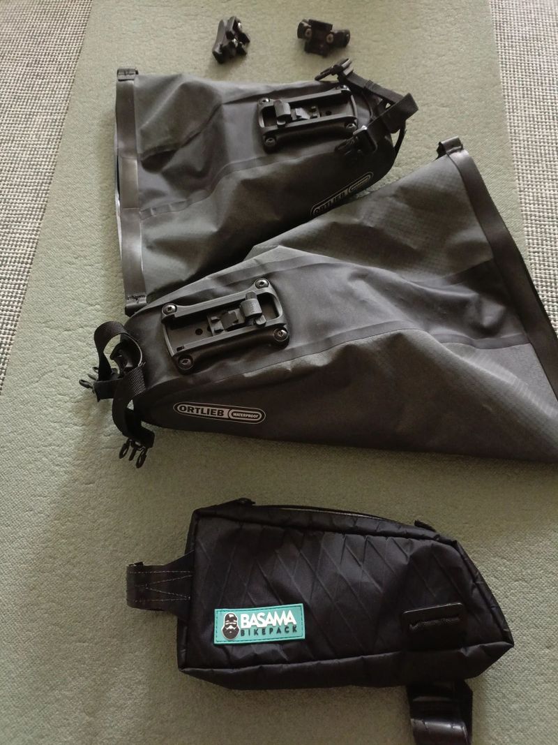 ORTLIEB saddle bag o velikosti 1,6 a BASAMA top tube