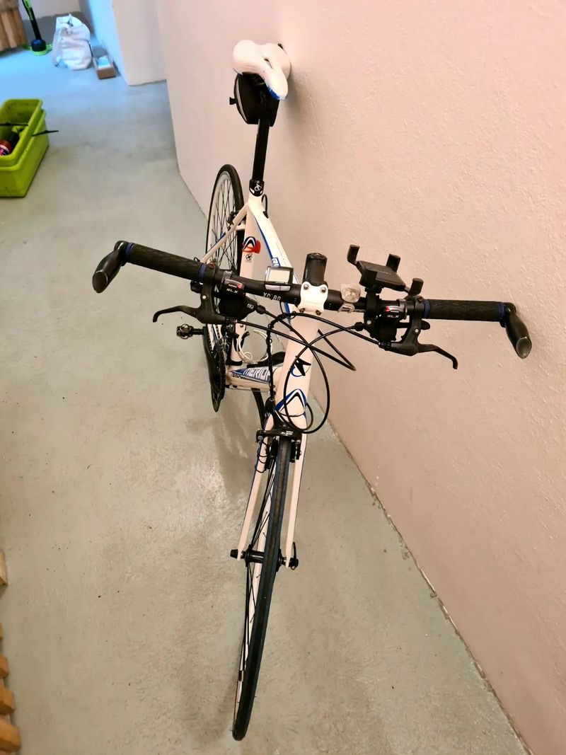 Silniční bílomodré kolo Merida