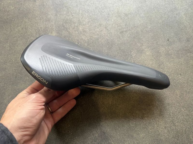 Ergon SR Allroad Core Pro Men S/M - odpružené silniční a gravel sedlo
