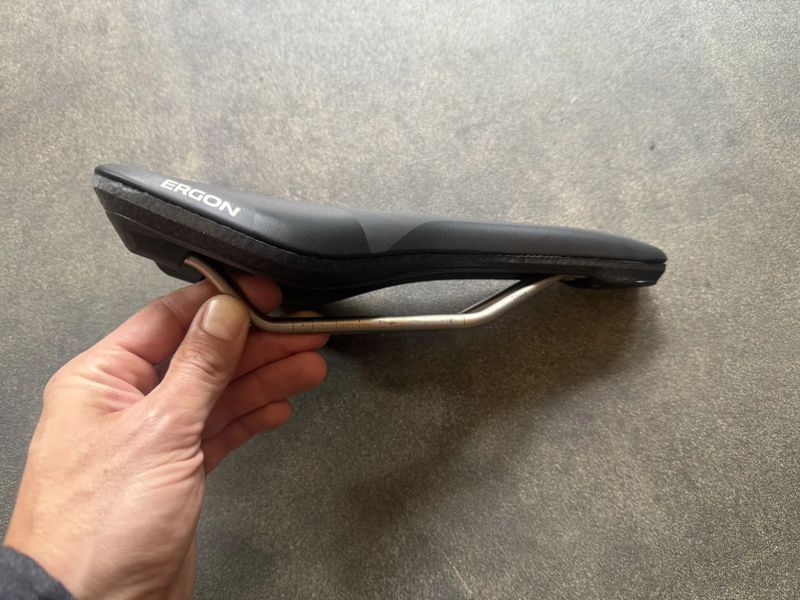 Ergon SR Allroad Core Pro Men S/M - odpružené silniční a gravel sedlo