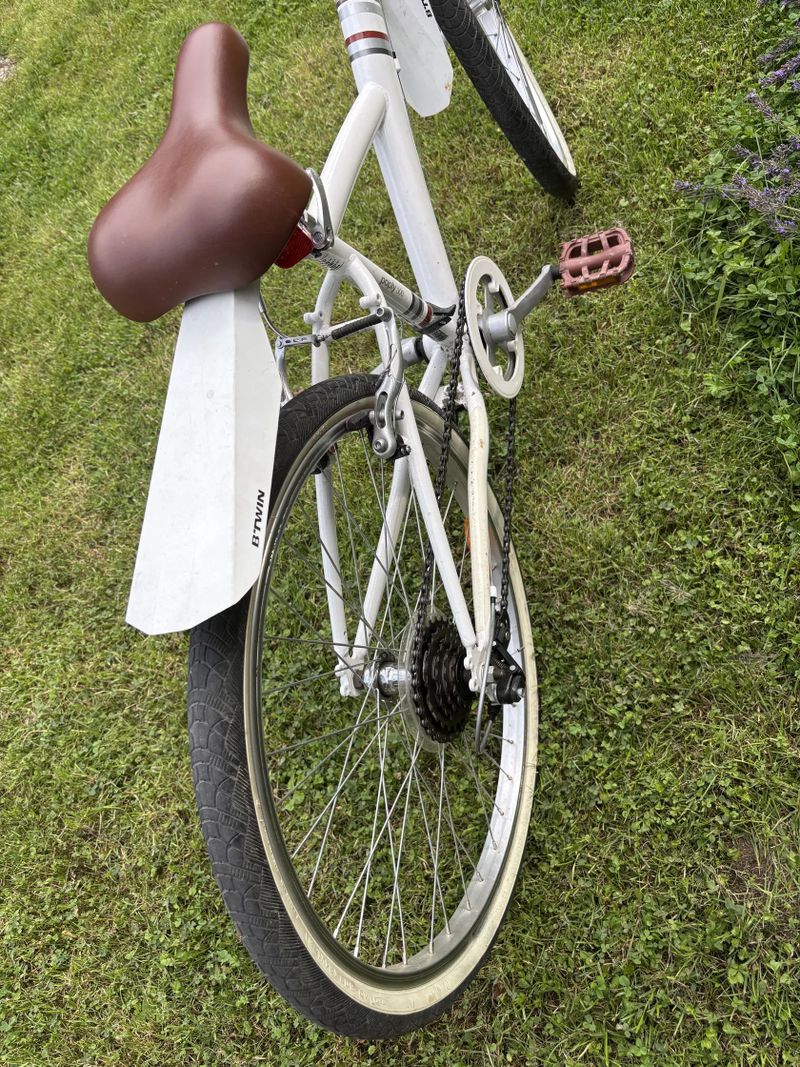 Btwin Poply 300 — 24″ bílá‑hnědá