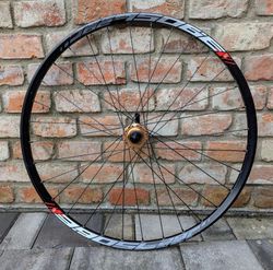 Předni vypletené kolo - gravel