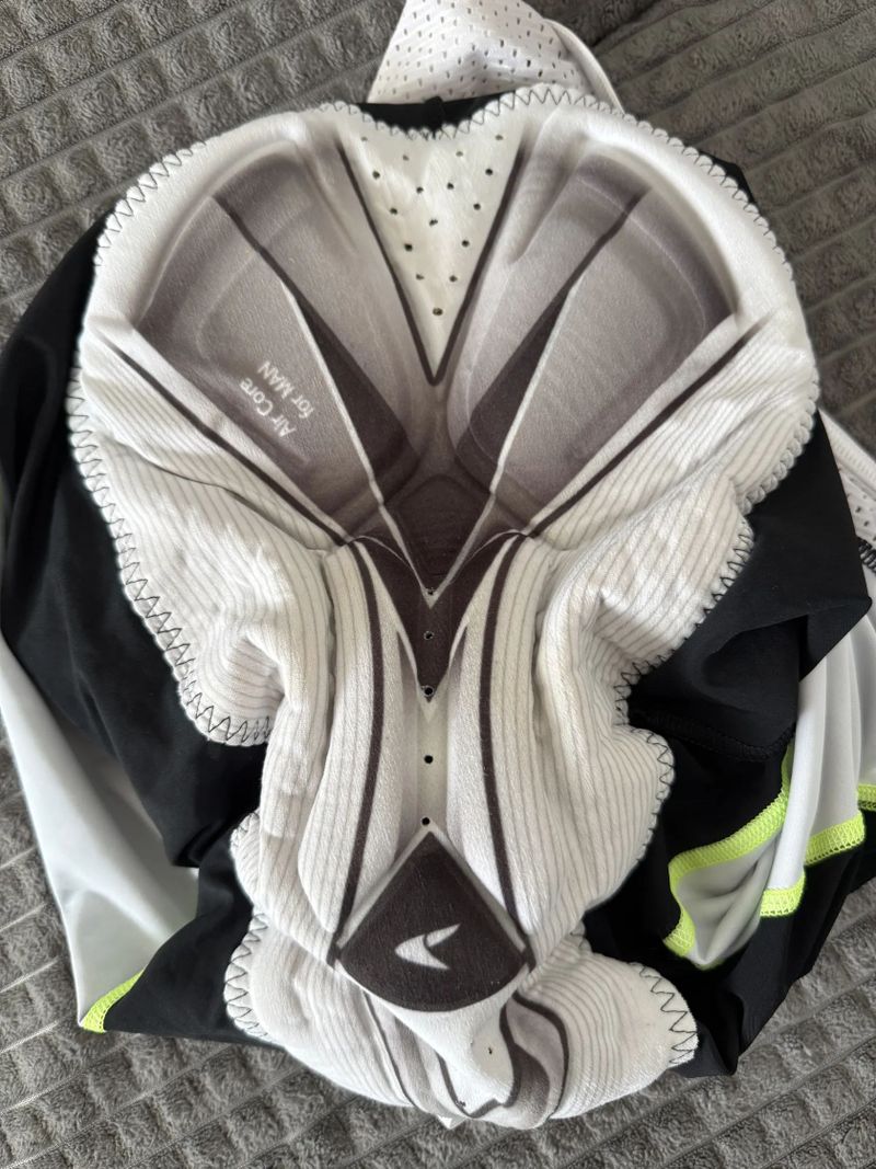 Týmový dres a kraťase se šlemi 