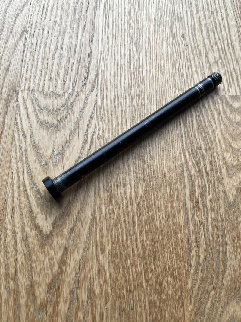 Pevná osa Giant GTA-12B (12x147 mm, 168,5 mm)