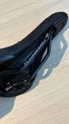 Sedlo Burgtec The Cloud Boost - Black on black