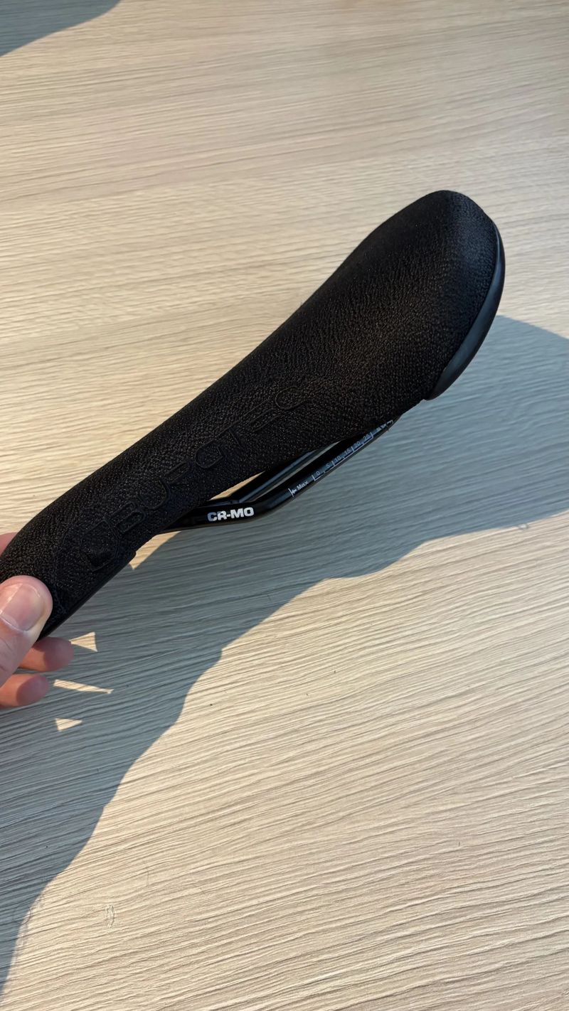 Sedlo Burgtec The Cloud Boost - Black on black