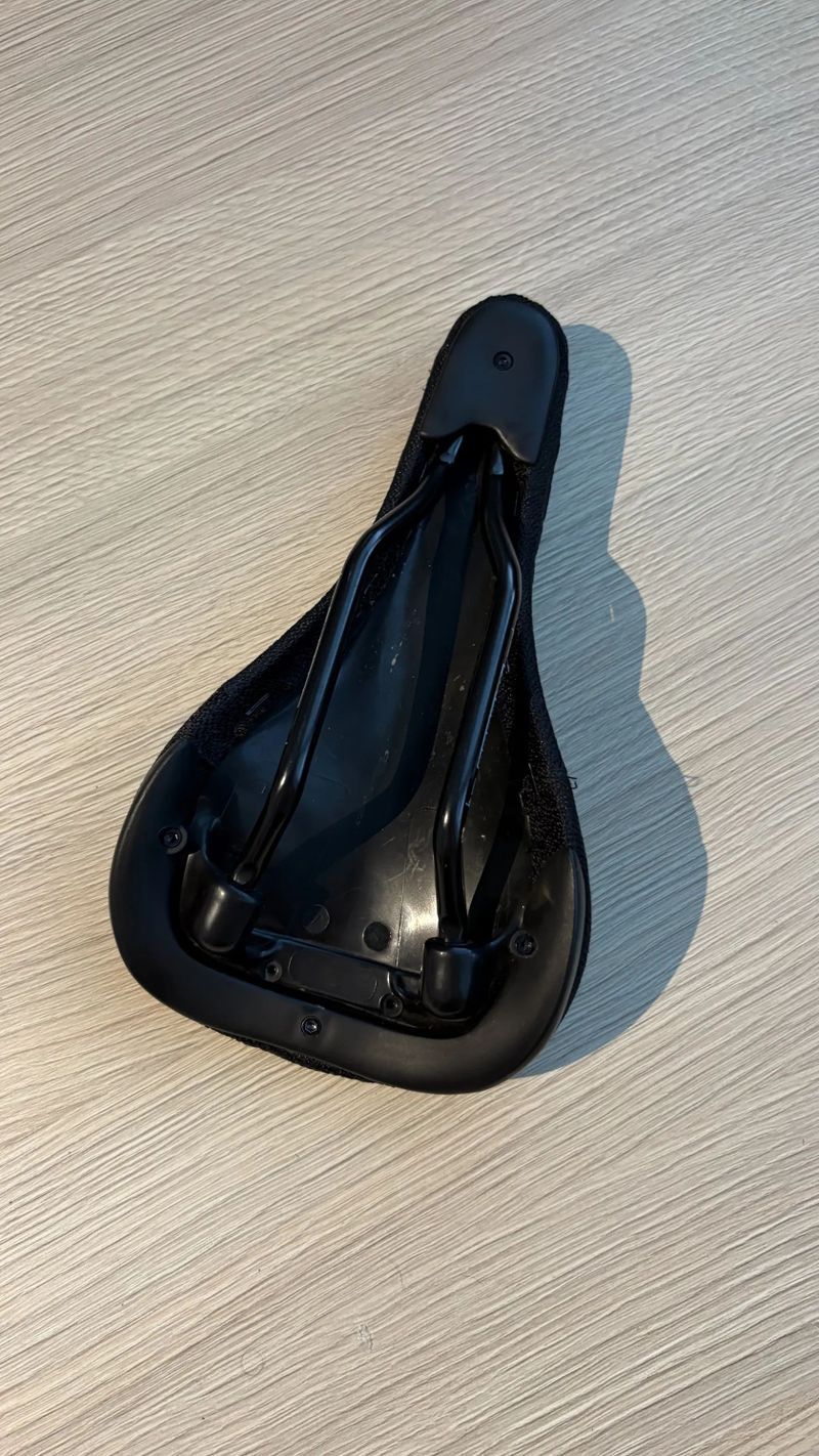 Sedlo Burgtec The Cloud Boost - Black on black