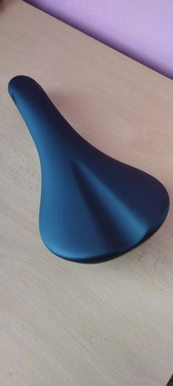 Sedlo Fabric Scoop Shalow Elite 