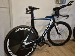 Giant Trinity, disk Zipp, trenazer Tacx, karbon, nastaveno na 177cm, s diskem hmotnost 9.1Kg