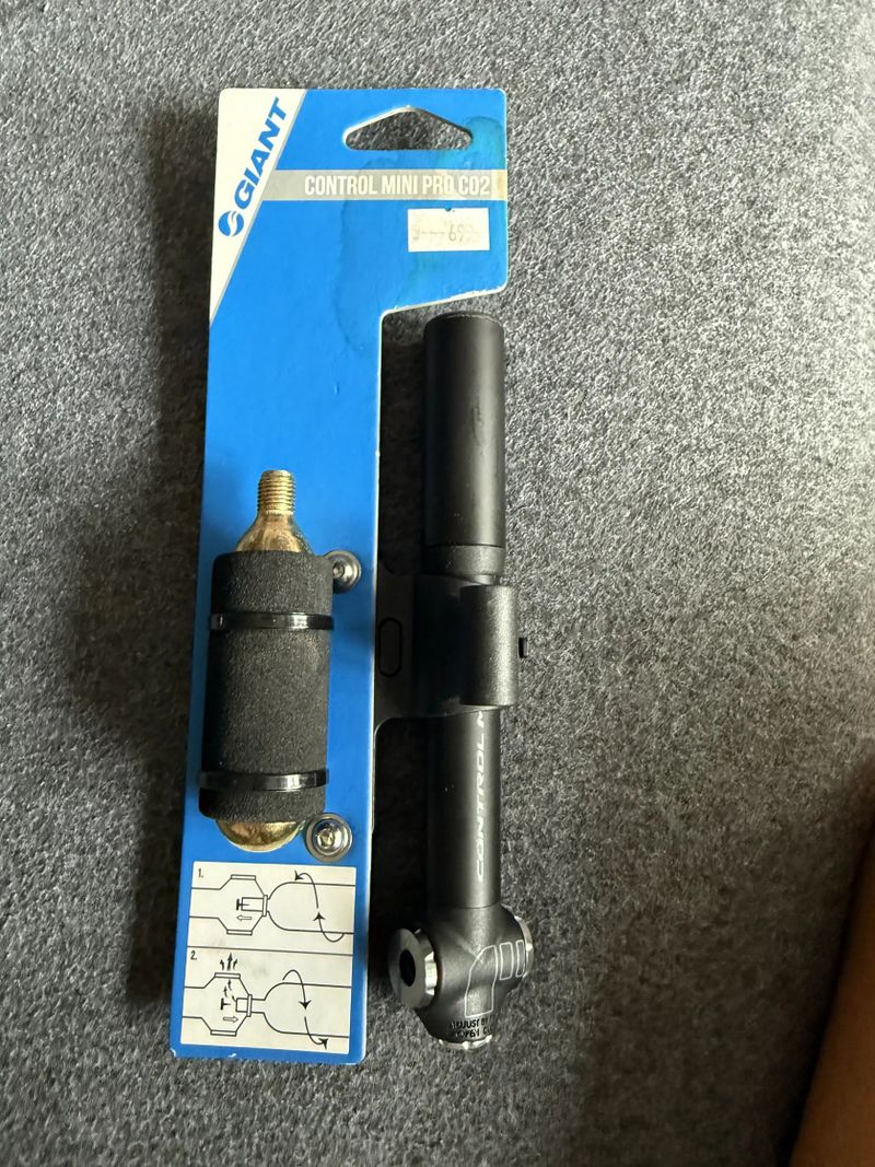 Pumpička s držákem mini s CO2 