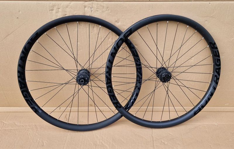 Karbonová 29" DH kola