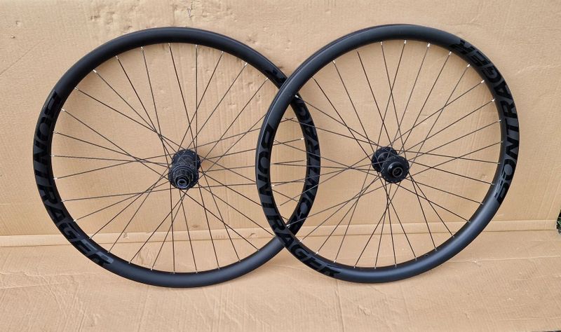 Karbonová 29" DH kola