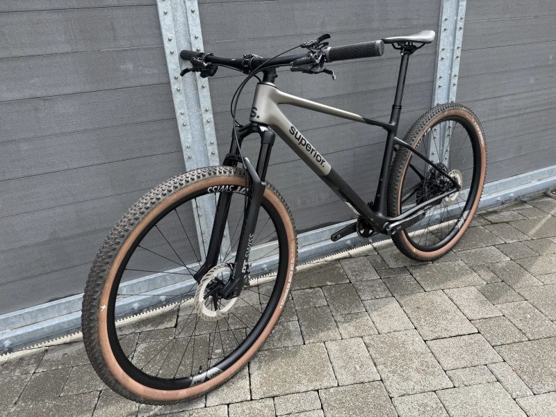 Nový závodní karbon. SUPERIOR XP 9.8 vel. L, Shimano XT Di2, karbon. kola DT Swiss XRC 1700, ZÁRUKA