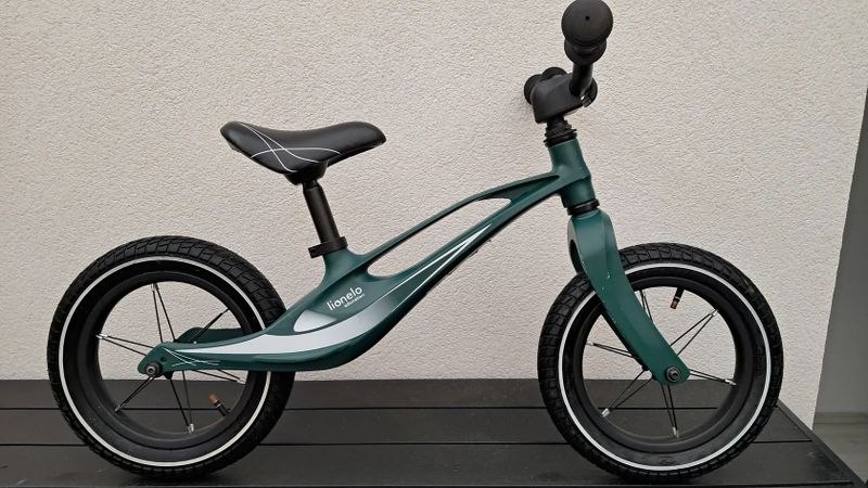 Lionelo Bart air green