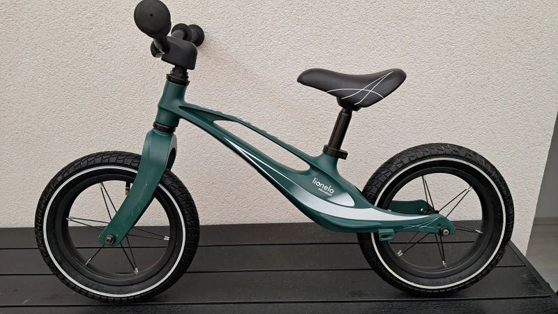 Lionelo Bart air green