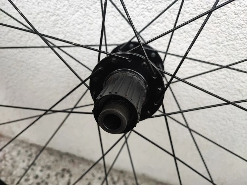 Zapletená kola GIANT SX2, dynamo CON -TEC, CINQ 6 power modul