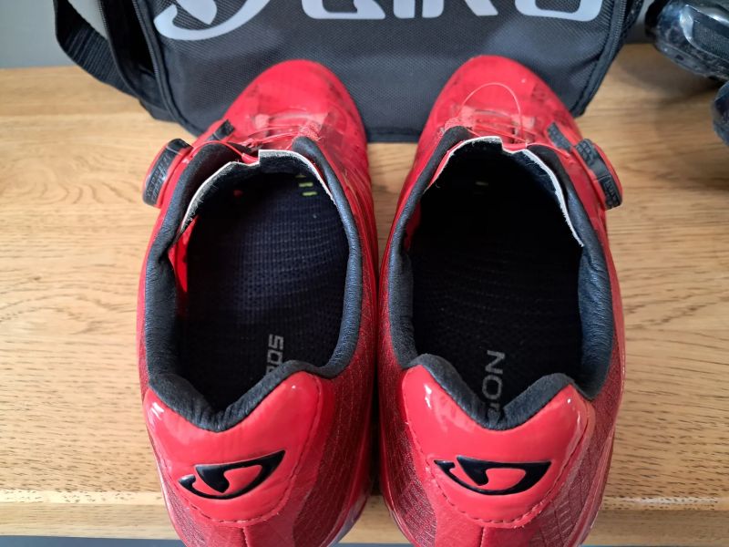 Silniční cyklistické tretry Giro Imperial Bright Red a Shimano SH-R260W vel.46