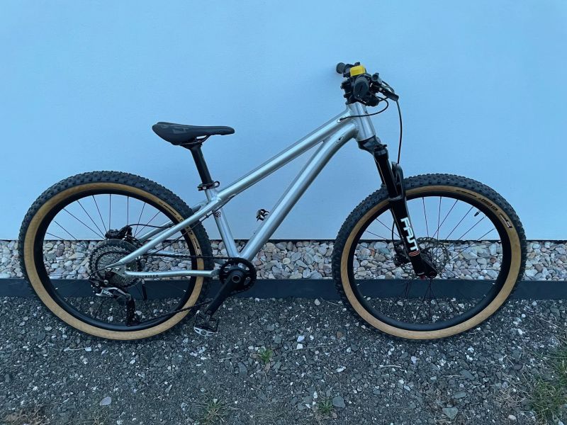 Prémiové dětské MTB kolo Early Rider Hellion 24" (téměř nové)