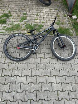 Slopestyle dirt kolo Dartmoor shine pro 21 