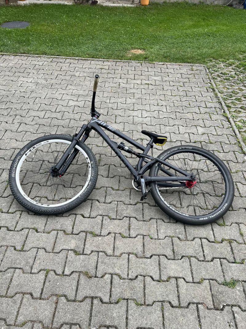 Slopestyle dirt kolo Dartmoor shine pro 21 
