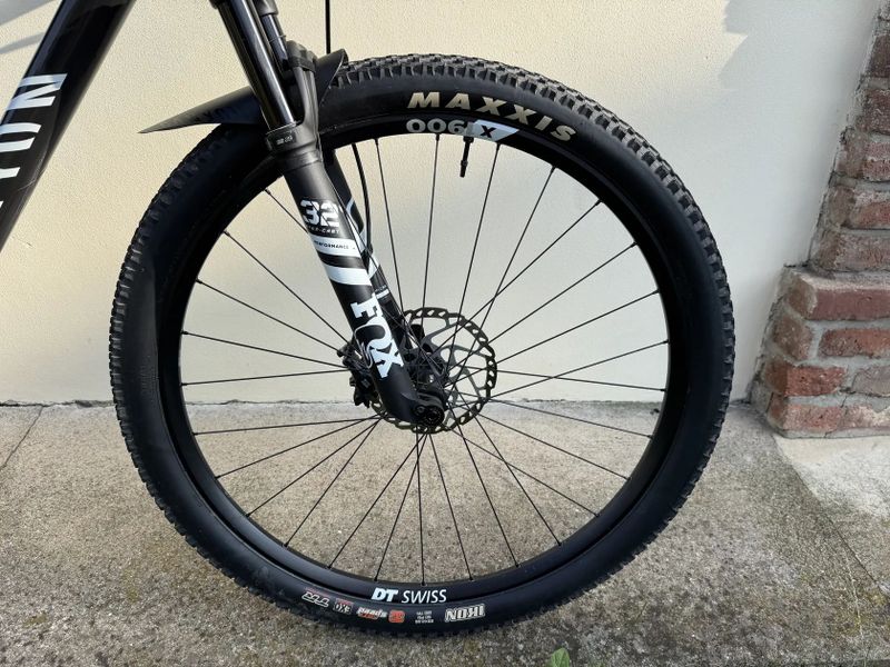 Na prodej: Canyon Lux World Cup CF 6, velikost L – závodní XC karbonka