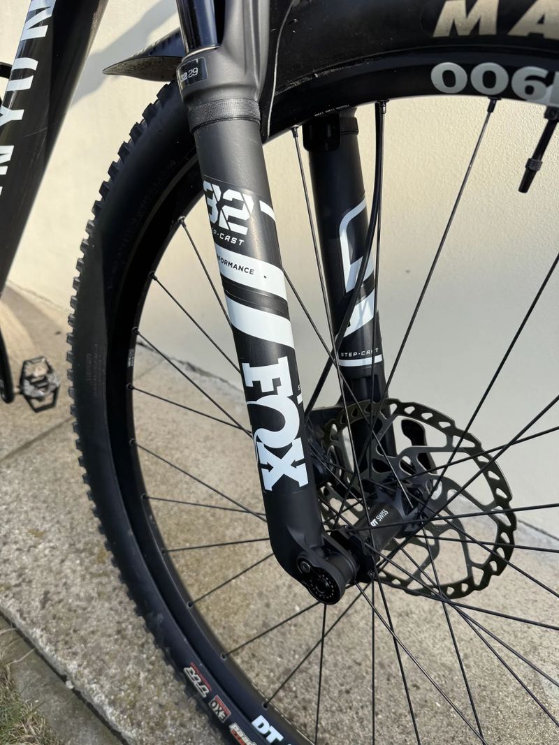 Na prodej: Canyon Lux World Cup CF 6, velikost L – závodní XC karbonka