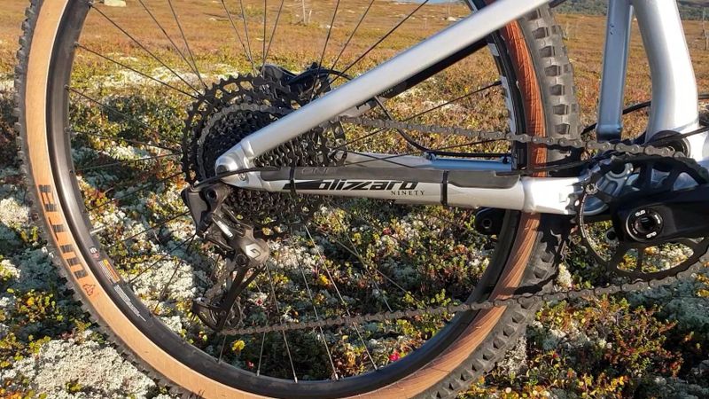 Rock Machine BLIZZARD TRL 90‑29, rám XL – minimálně jeté