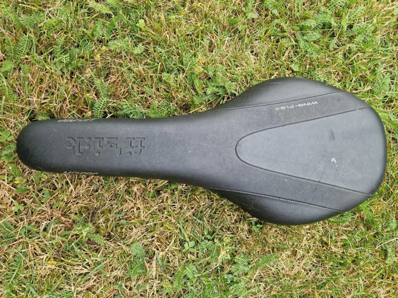 sedla: Fi´zi:k NISENE, DARTMOOR Primal